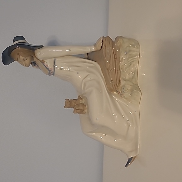 Lladro Rex Vintage Lady on rock - Picture 1 of 4